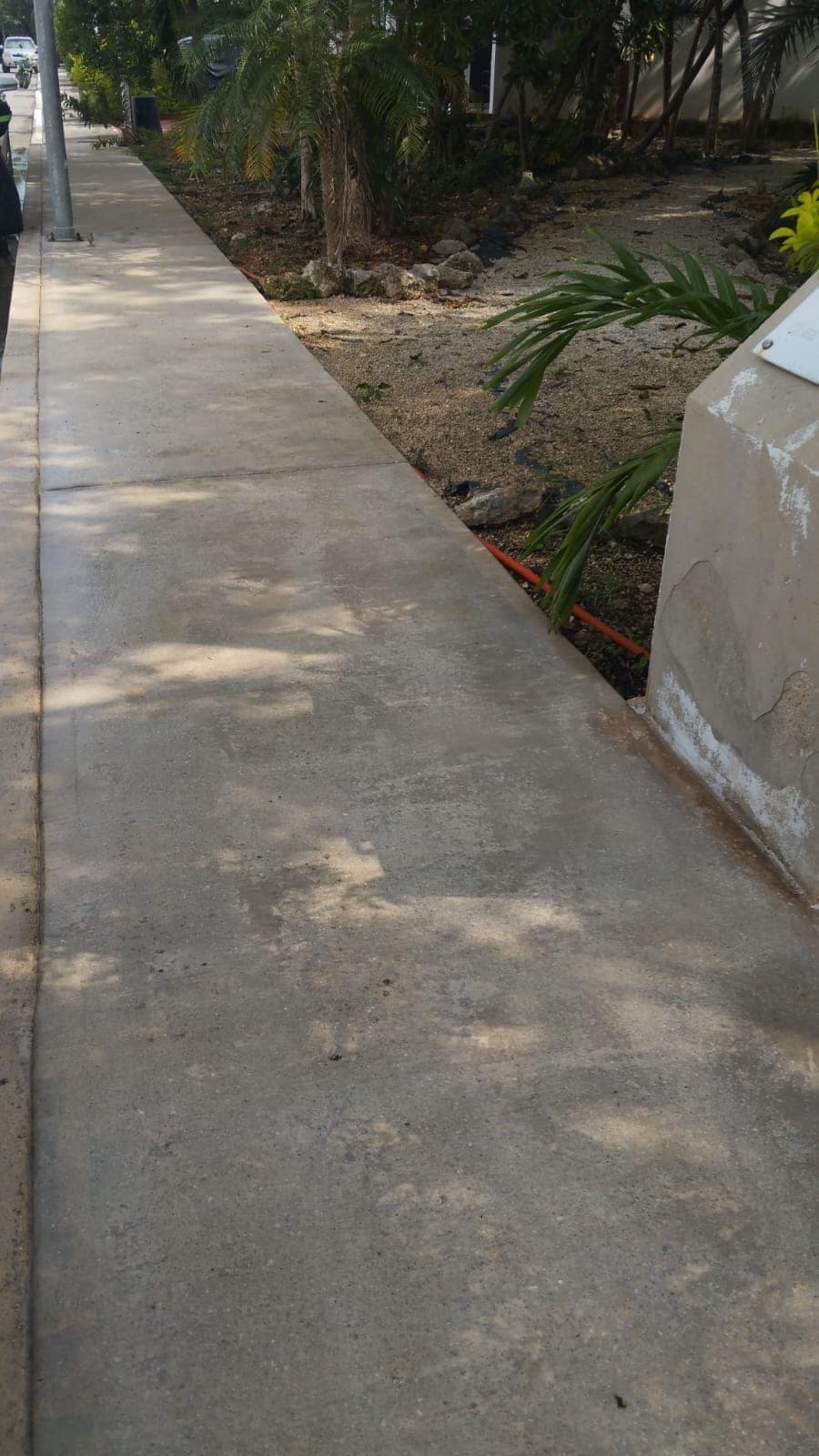 Banqueta de parque limpia después de usar hidrolavadora