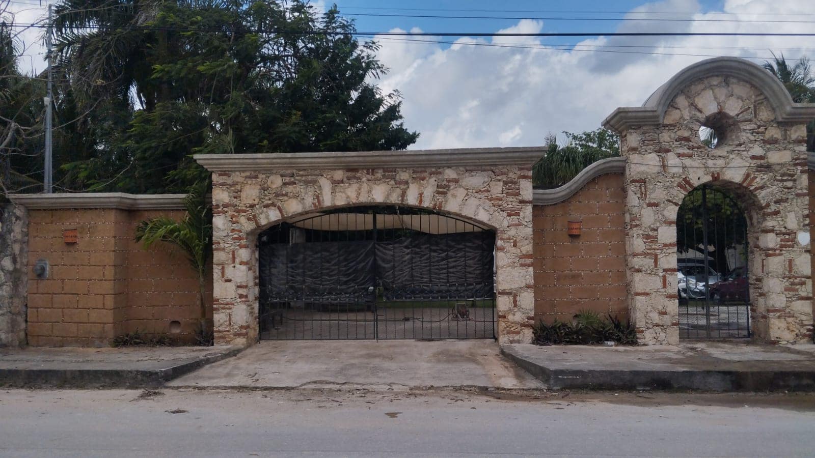 Fachada de piedra limpia como nueva después de un buen lavado con hidrolavadora