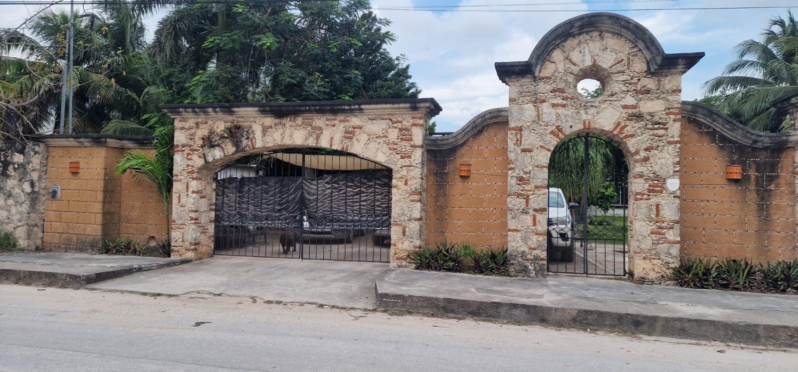 fachada de piedra con filos negros