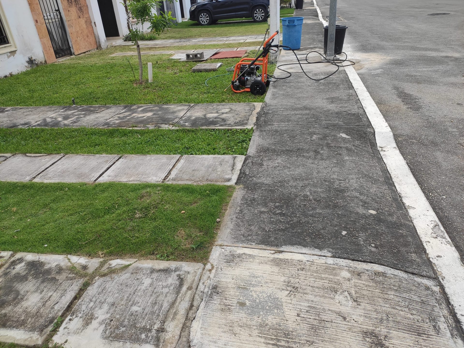 banqueta y pasillos sucios
