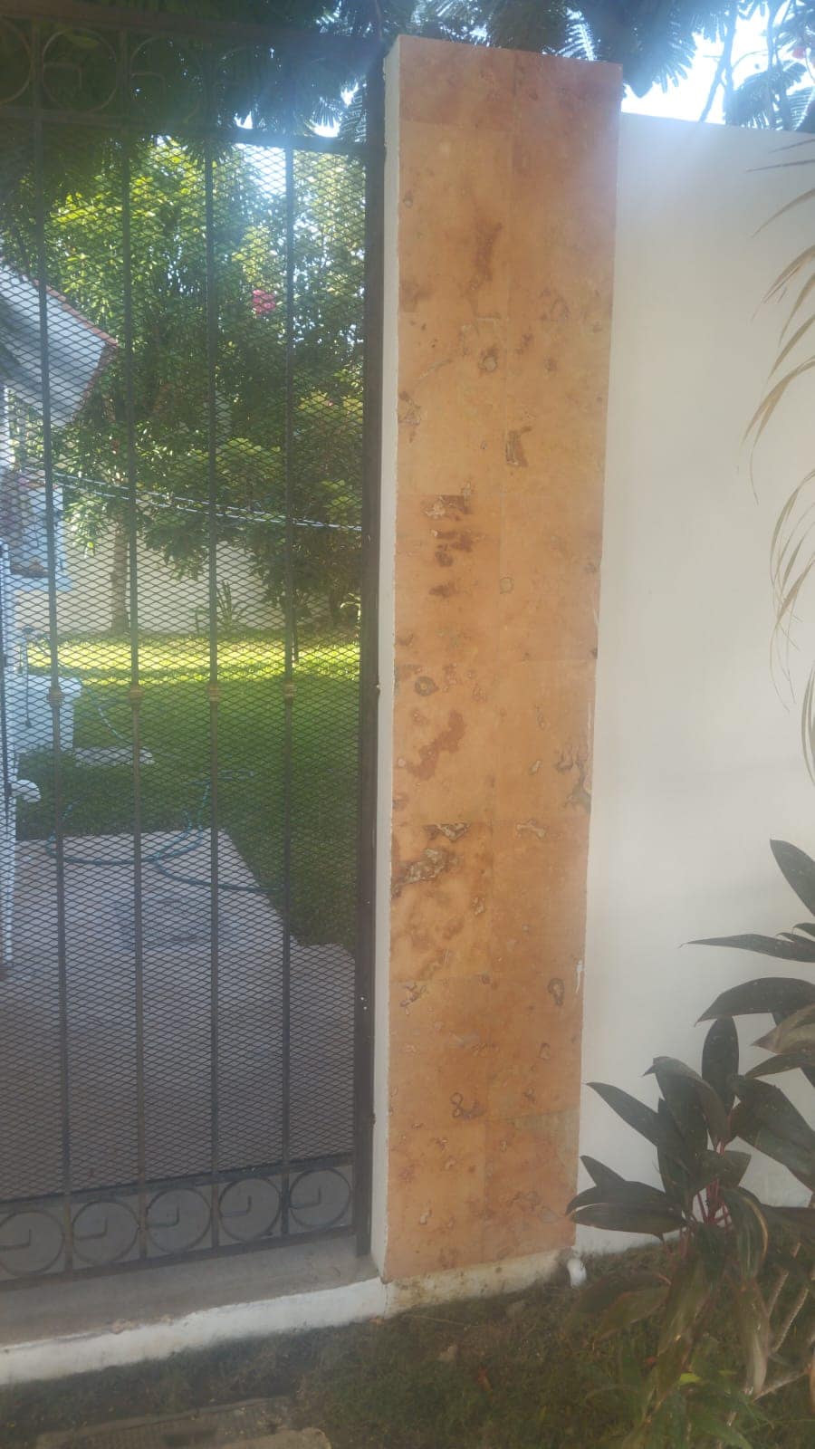 Muro de azulejo sin moho después de una lavada a fondo